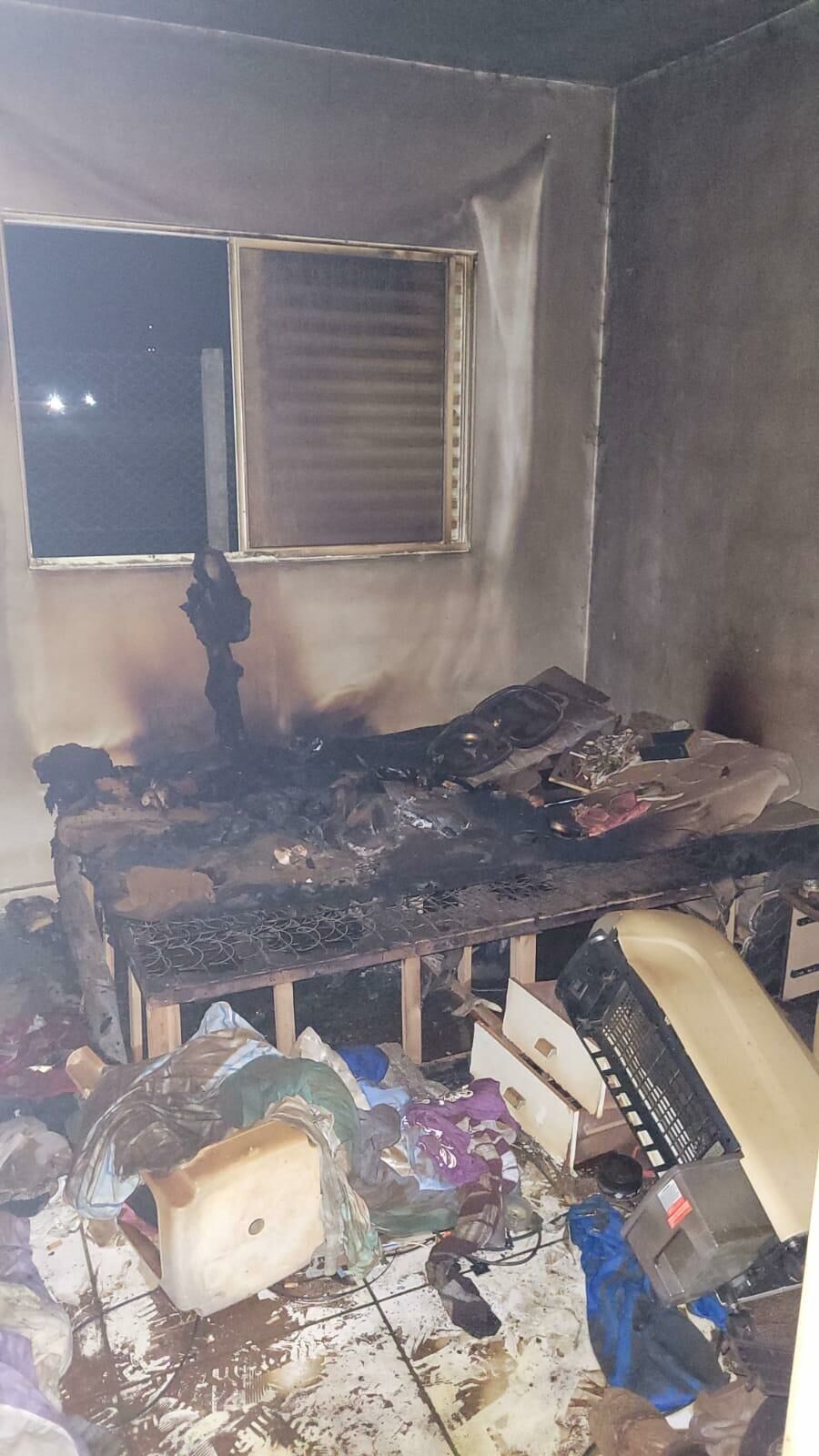 Imagem de compartilhamento para o artigo Apartamento em chamas: Corpo de Bombeiros de Chapadão do Sul salva famílias após incêndio em residencial da MS Todo dia